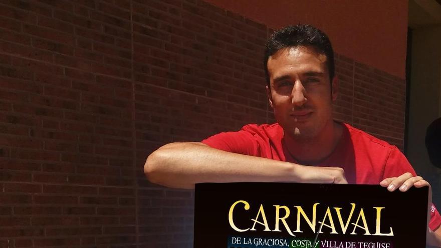 Rubén Lucas García con el cartel ganador del certamen anunciador del carnaval.