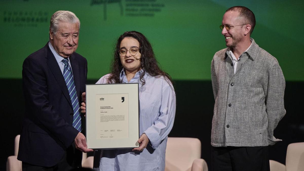 Andrea Abello, en el centro, ofrecerá el recital de poesía en la Fundación Gala.