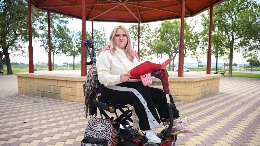 "Me siento olvidada del mundo": Thaira lleva dos años esperando un profesor a domicilio tras un grave accidente de moto que le impide ir al instituto en Novelda