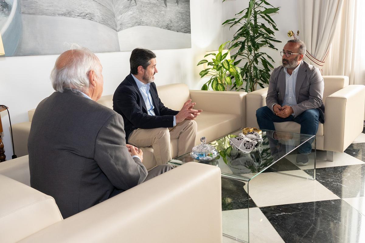 Jesús Usón y José Luis Peiró, con Miguel Ángel Morales.