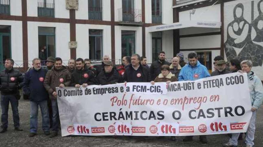 El comité, los asesores sindicales y trabajadores, ayer, en la factoría de Sada. / carlos pardellas