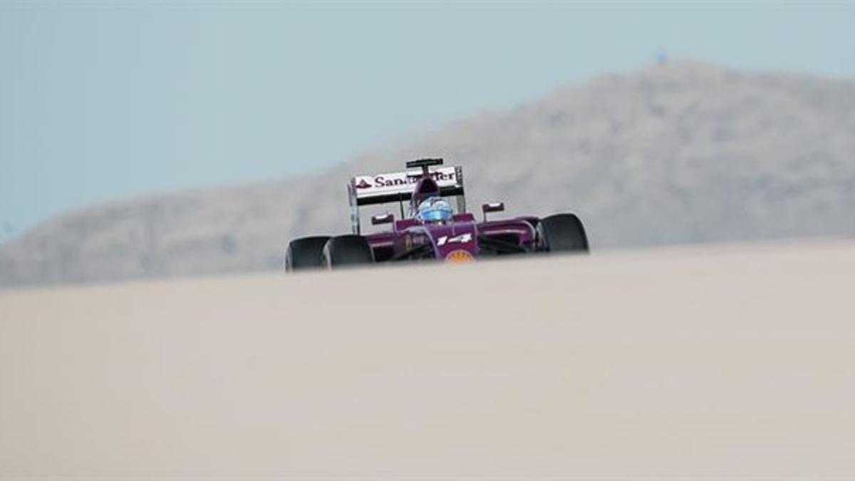 El asturiano Fernando Alonso emerge en el circuito de Baréin donde realizó el último ensayo.