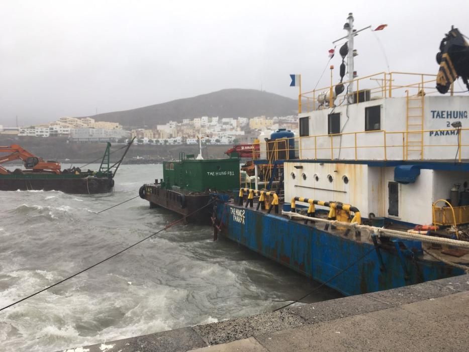 El temporal Emma hunde una gabarra en Fuerteventur