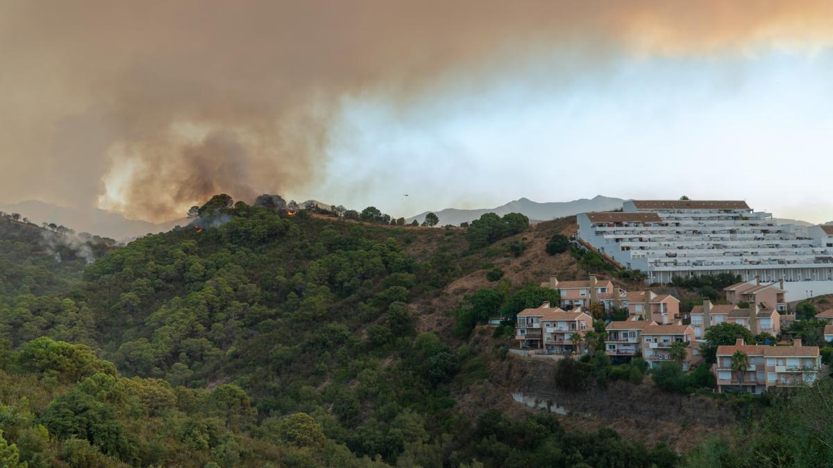 Un fallecido en el incendio de Málaga, activo y con casi mil desalojados