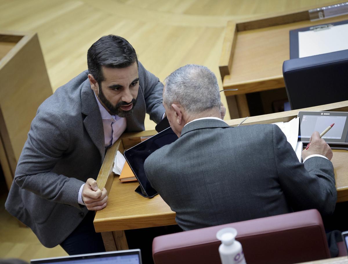 José Muñoz habla con Joan Baldoví, en una sesión de las Cortes.