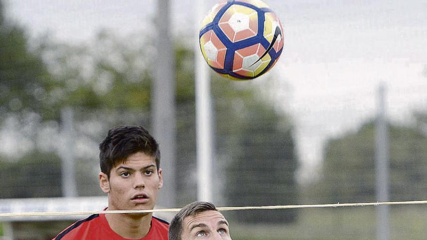 Jorge Meré, en el entrenamiento de ayer, observa una acción de Vranjes.