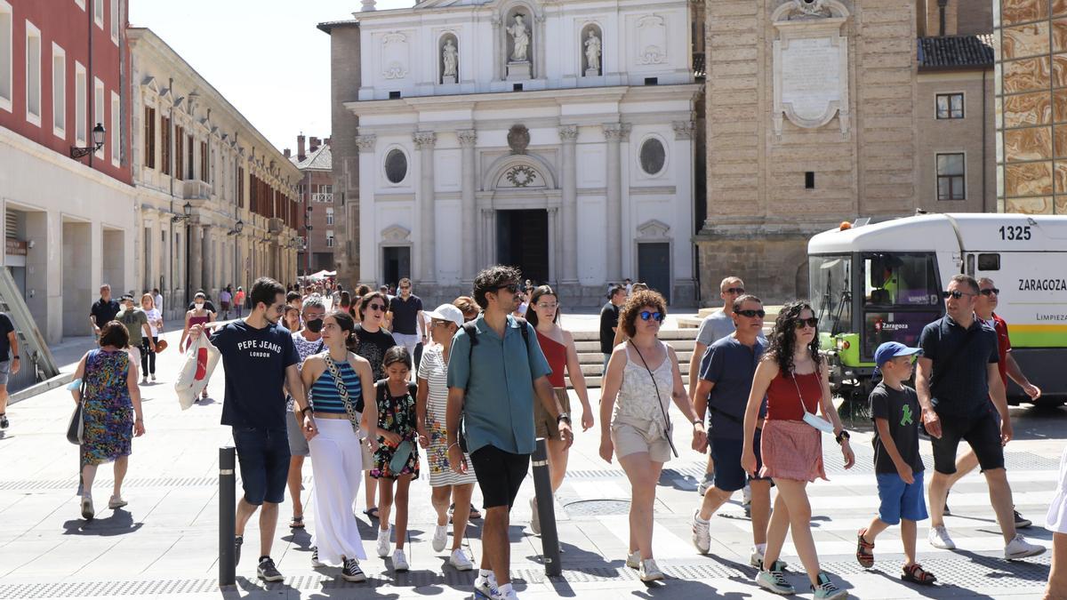 Turistas en la plaza del Pilar.