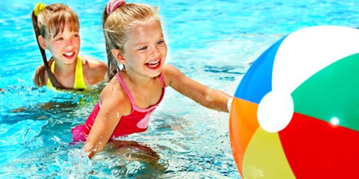Las modernas instalaciones de Ágora Lledó International School disponen de piscina propia en la que jugar y refrescarse.