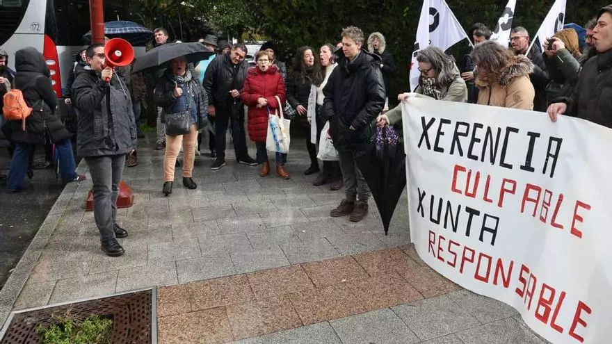Protestas en la escuela infantil de Coia contra el despido de una cocinera que destapó un caso de acoso a una niña