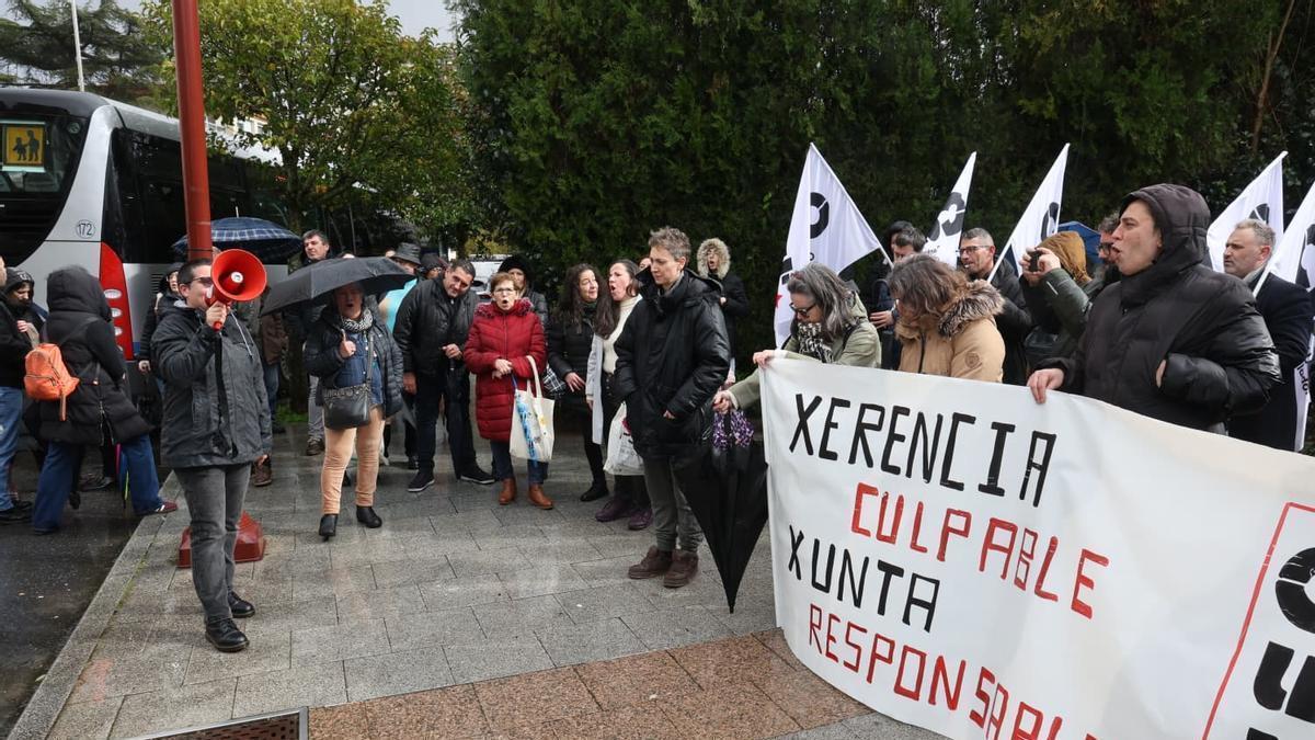 Protestas en la escuela infantil de Coia contra el despido de una cocinera que destapó un caso de acoso a una niña