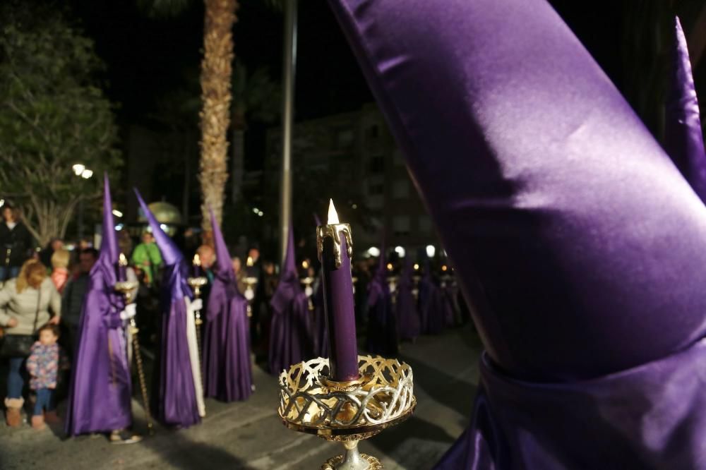 Miles de personas contemplaron el paso de las imágenes de las seis cofradías que participan en Lunes Santo