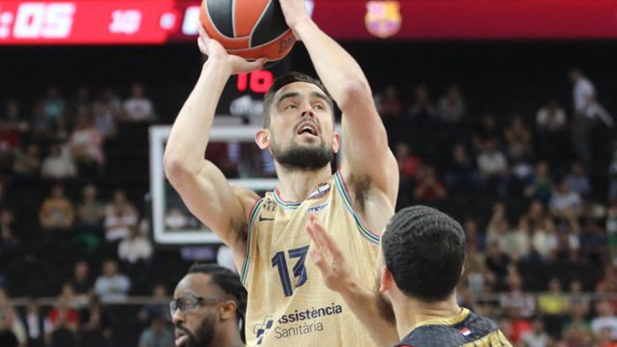 Satoransky lanza a canasta ante la defensa de James