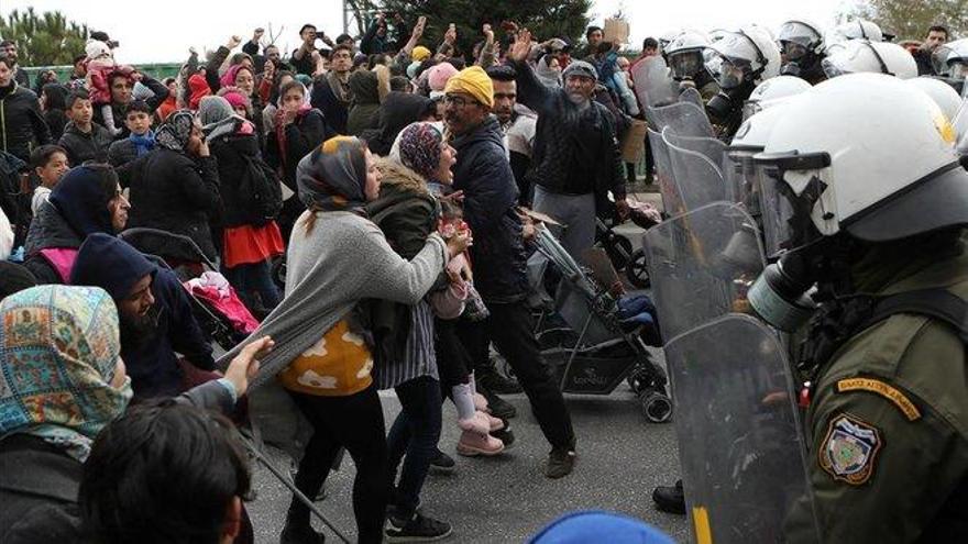 Enfrentamientos entre la Policía y refugiados en la isla de Lesbos