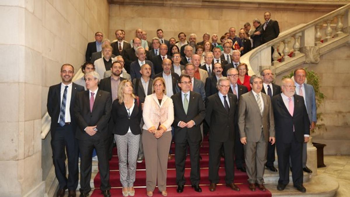 Foto de familia de los integrantes del Pacte pel Dret a Decidir.