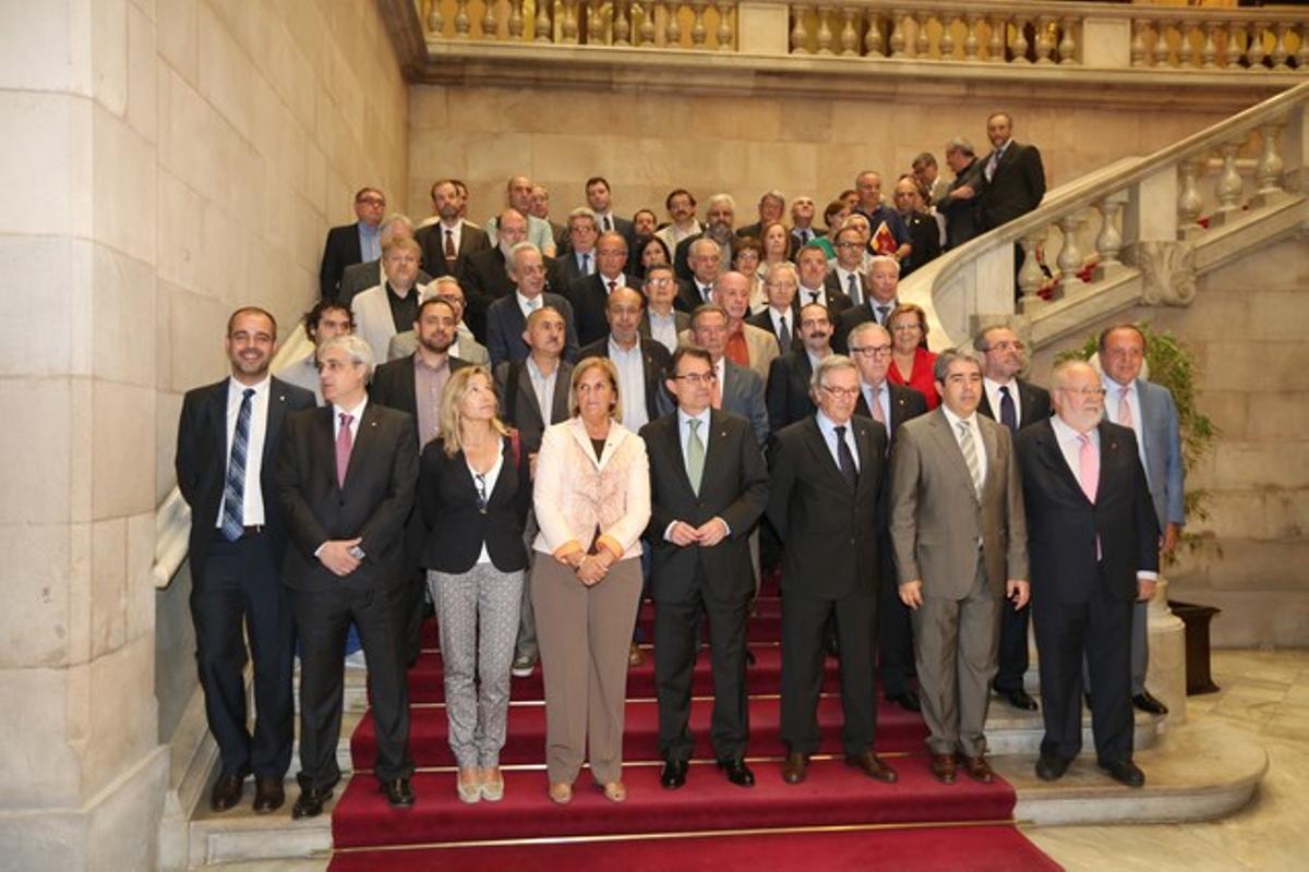 Foto de familia de los integrantes del Pacte pel Dret a Decidir.