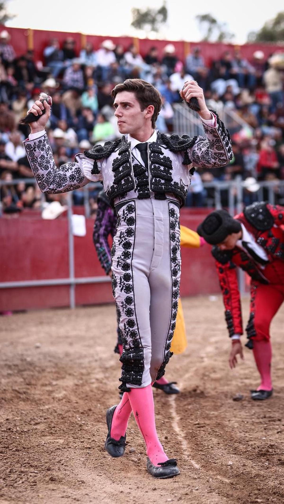 Javier Cuartero, tras desorejar el pasado lunes a su primer novillo de la tarde en Sombrerete (México).