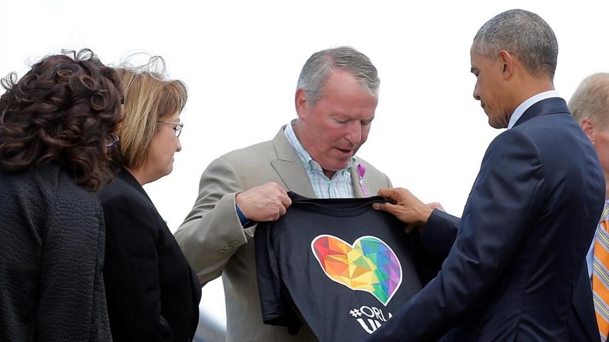 Barack obama recibido por el alcalde a su llegada a Orlando.