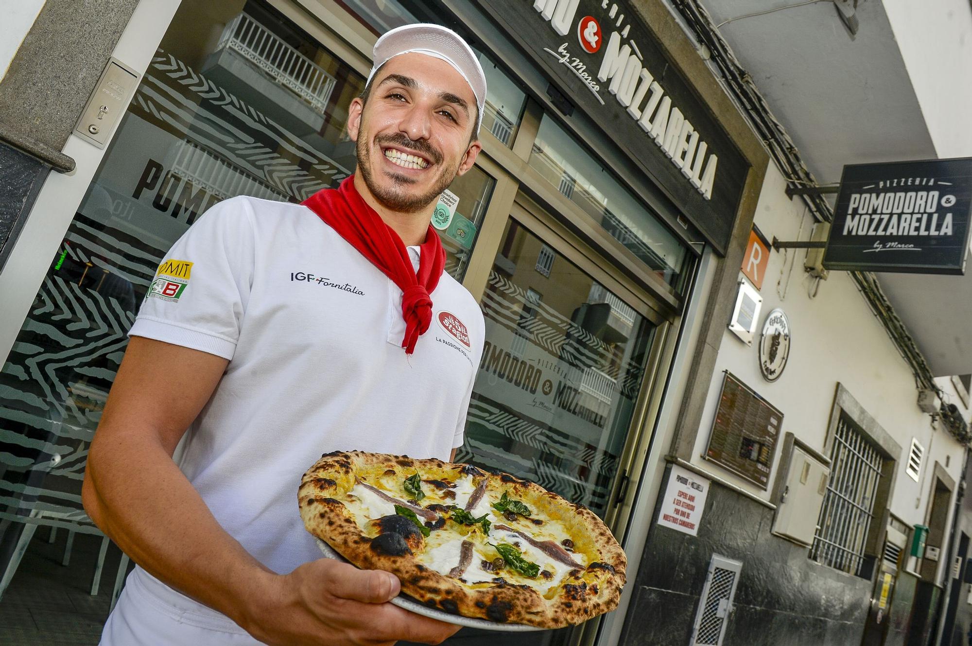 Riccardo Borrello junto a la pizza Costa di Amalfi, ganadora del concurso regional.