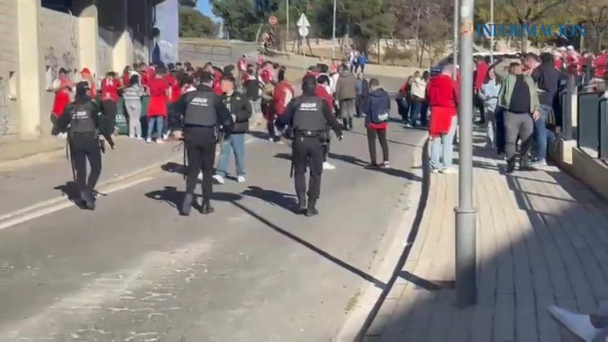 La afición del Murcia, presente en los aledaños del Rico Pérez