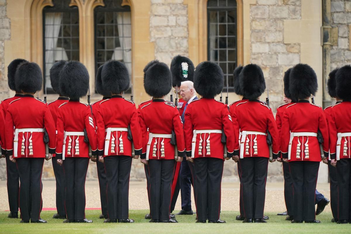 El presidente de los Estados Unidos, Joe Biden, es recibido por el rey Carlos III de Gran Bretaña durante una ceremonia de bienvenida en el Castillo de Windsor