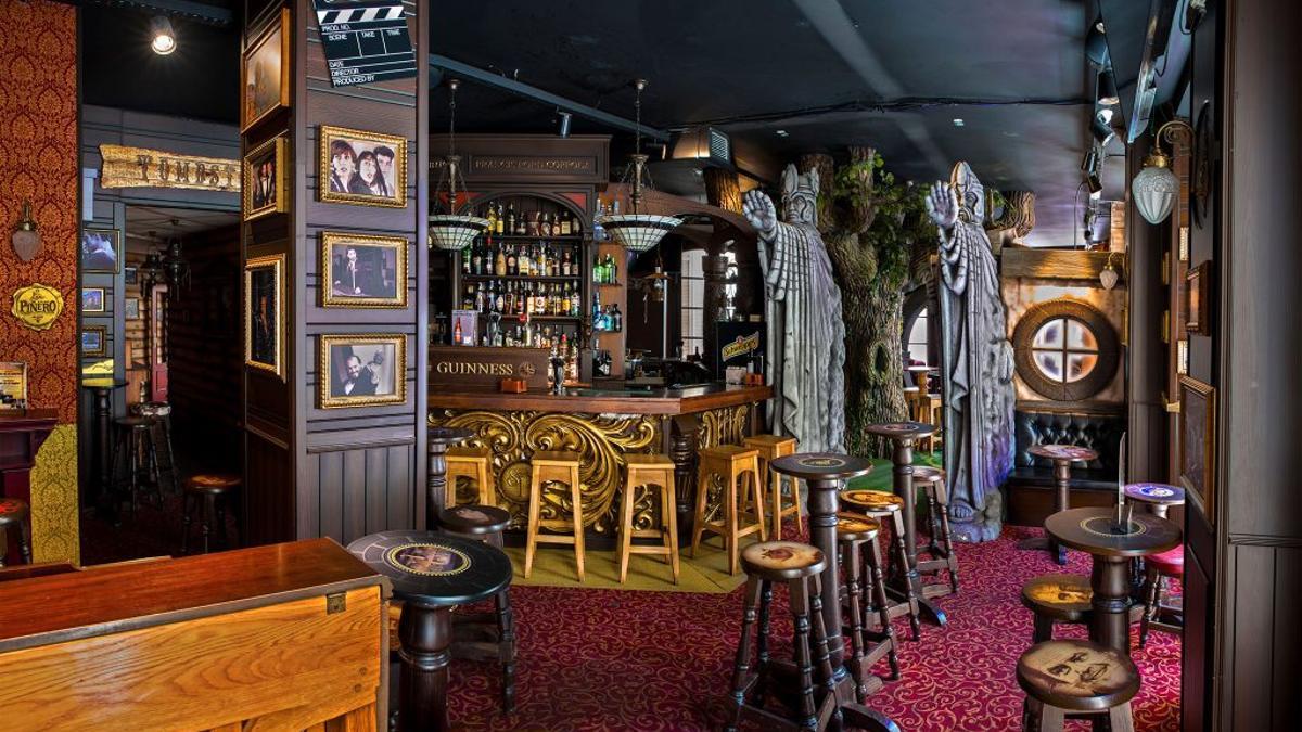 Así es el bar de Málaga favorito de los amantes del 'Señor de los Anillos': con hobbits, árboles enormes y su propia 'Comarca'