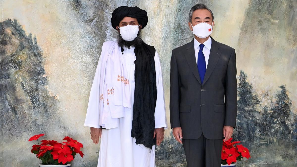 l Consejero de Estado y Ministro de Relaciones Exteriores de China, Wang Yi, se reúne con Mullah Abdul Ghani Baradar , jefe político de los talibanes de Afganistán, en Tianjin, China, el 28 de julio de 2021.