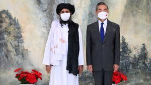 l Consejero de Estado y Ministro de Relaciones Exteriores de China, Wang Yi, se reúne con Mullah Abdul Ghani Baradar , jefe político de los talibanes de Afganistán, en Tianjin, China, el 28 de julio de 2021.