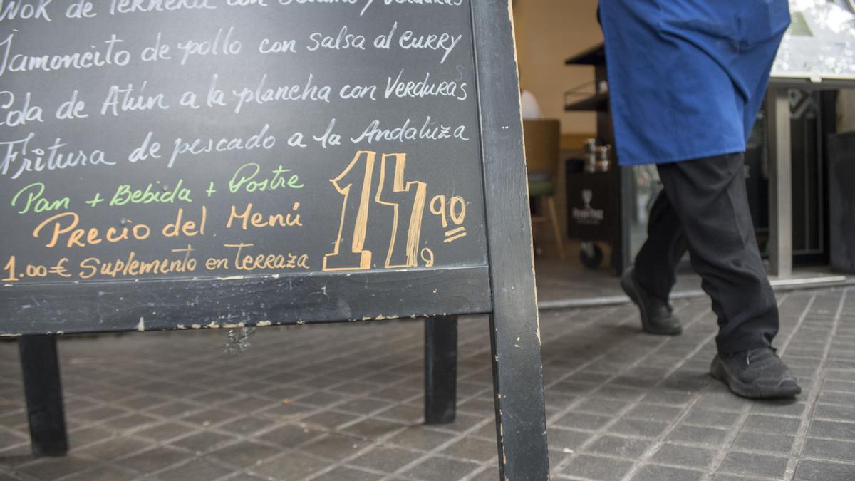 Pizarra con el menú del bar restaurante Faisán, recién incrementado, en la Gran Via.