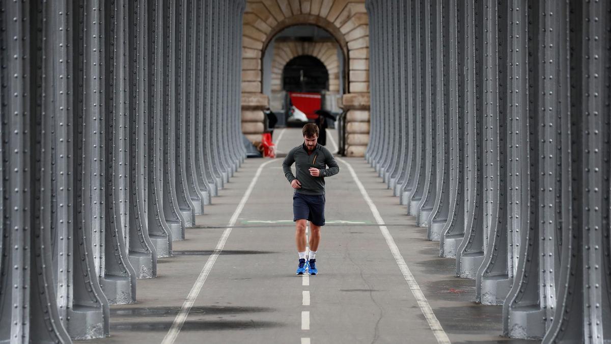 Un hombre corre en el centro de París