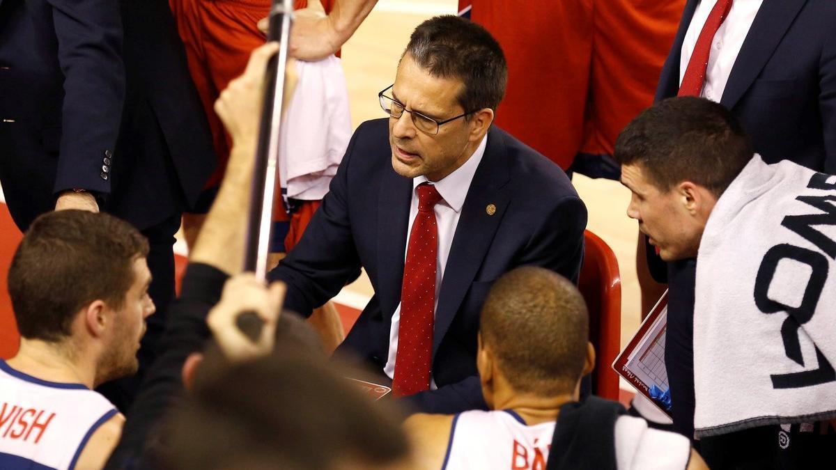 Pedro Martínez da instrucciones a sus jugadores en un partido reciente