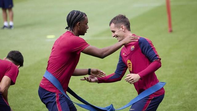 Alejandro Balde i Marc Casadó, en un entrenament a Saint George’s Park, Birmingham.