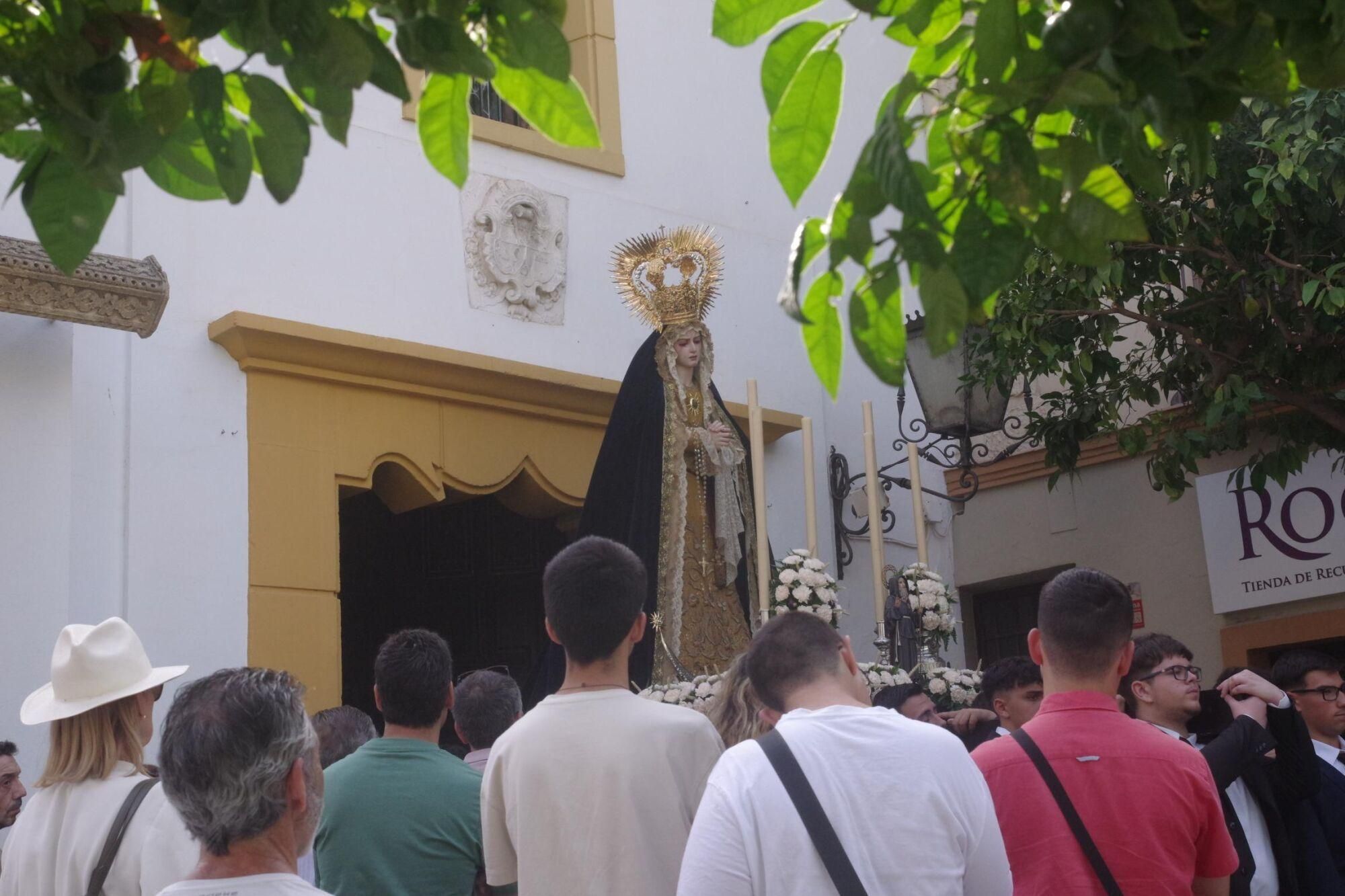 Traslado de la Virgen del Sol para presidir el altar que montan con motivo de la procesión del Corpus en Málaga
