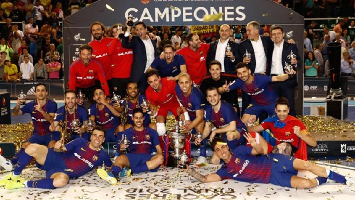 Los jugadores del Barça, con la Copa del Rey.