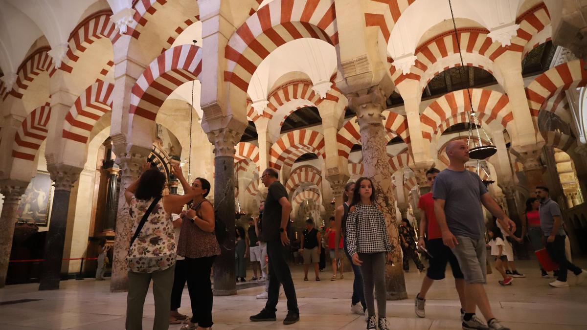 Visitantes en la Mezquita-Catedral de Córdoba.