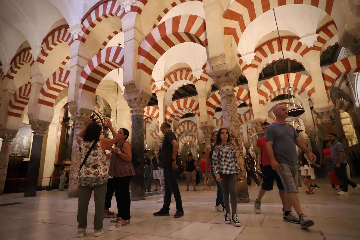 Visitantes en la Mezquita-Catedral de Córdoba.