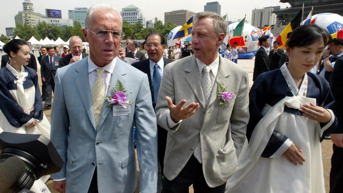 Franz Beckenbauer y Johan Cruyyf, en un acto en seúl (Corea del Sur).