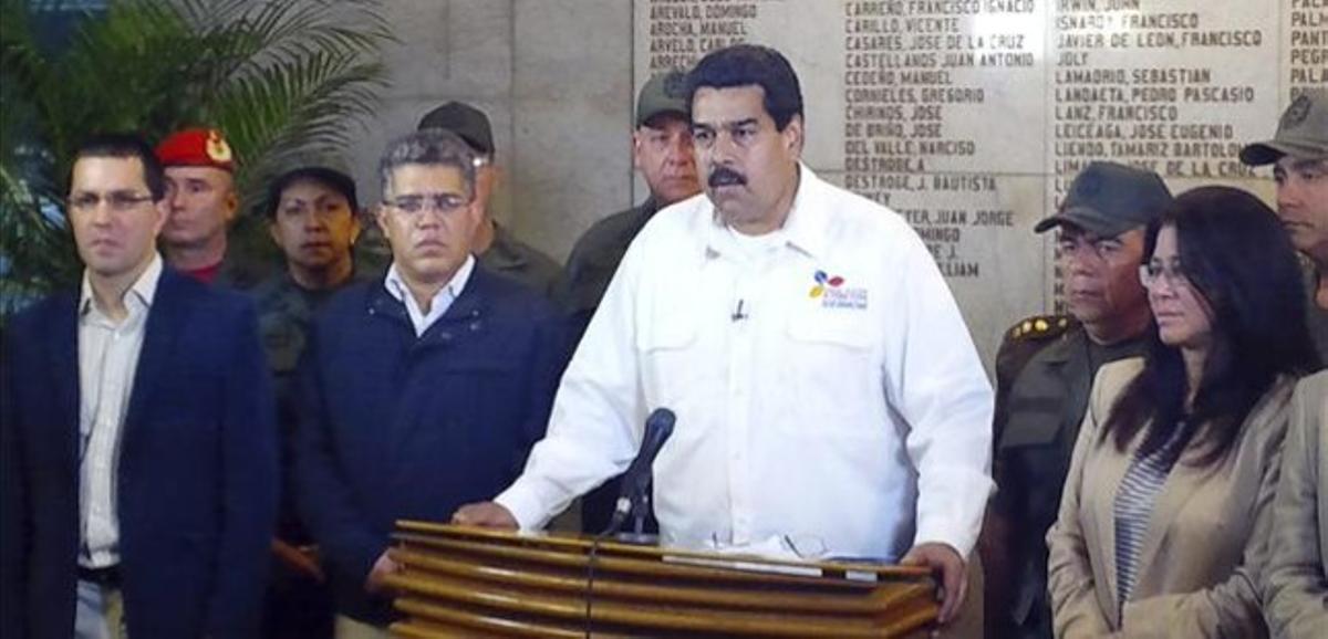 Maduro (al centre) anuncia la mort de Chávez, aquest dimarts a Caracas.