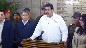 Maduro (al centre) anuncia la mort de Chávez, aquest dimarts a Caracas.