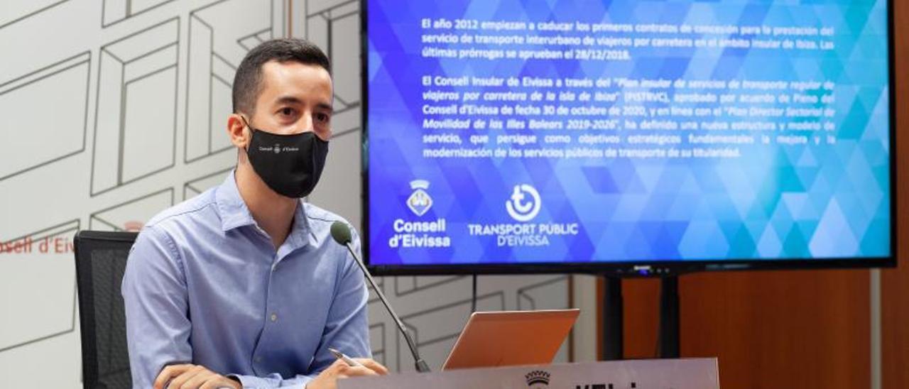 El conseller Javier Torres, durante la presentación del nuevo proyecto de líneas de autobús. | V. MARÍ