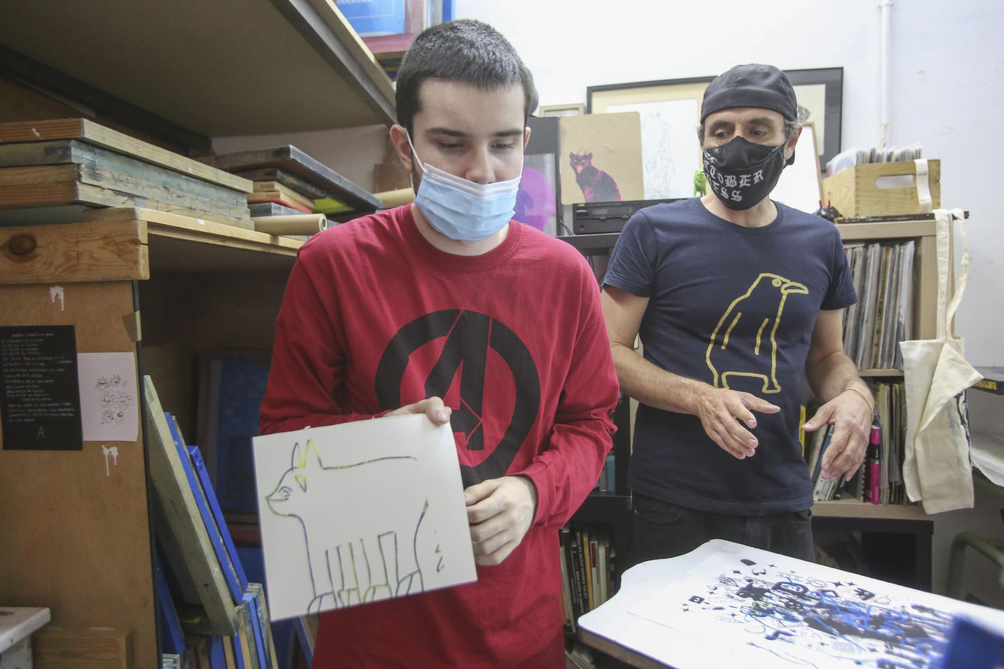 Una escuela gráfica de Alicante diseña una línea de camisetas con las ilustraciones de animales de Gonzalo, un joven con autismo