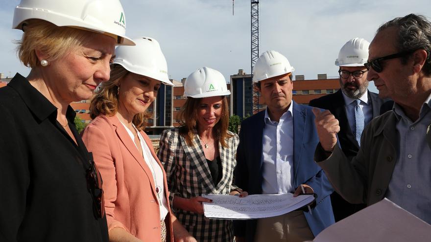 La consejera de Fomento visita las obras de los 113 apartamentos para mayores en Sama Naharro