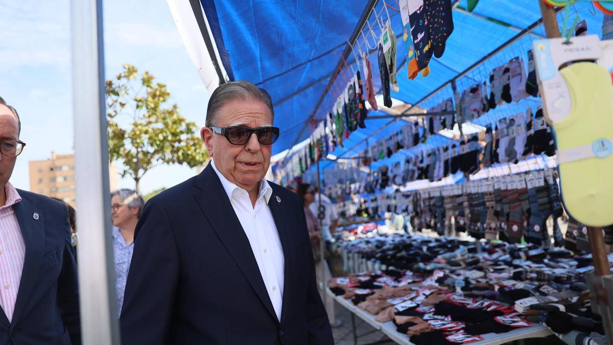 Alfredo Canteli en el estreno del mercadillo de La Corredoria.