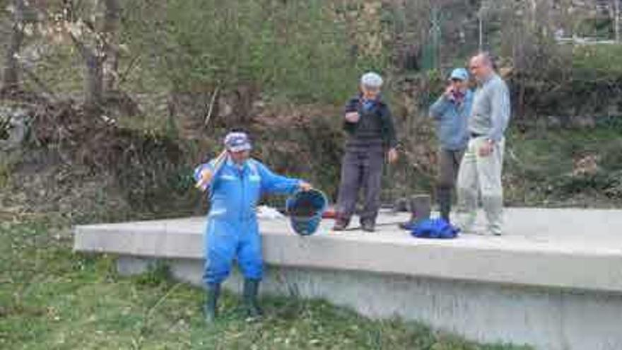 Vecinos de San Martín de Castañeda limpiando un pozo de abastecimiento.