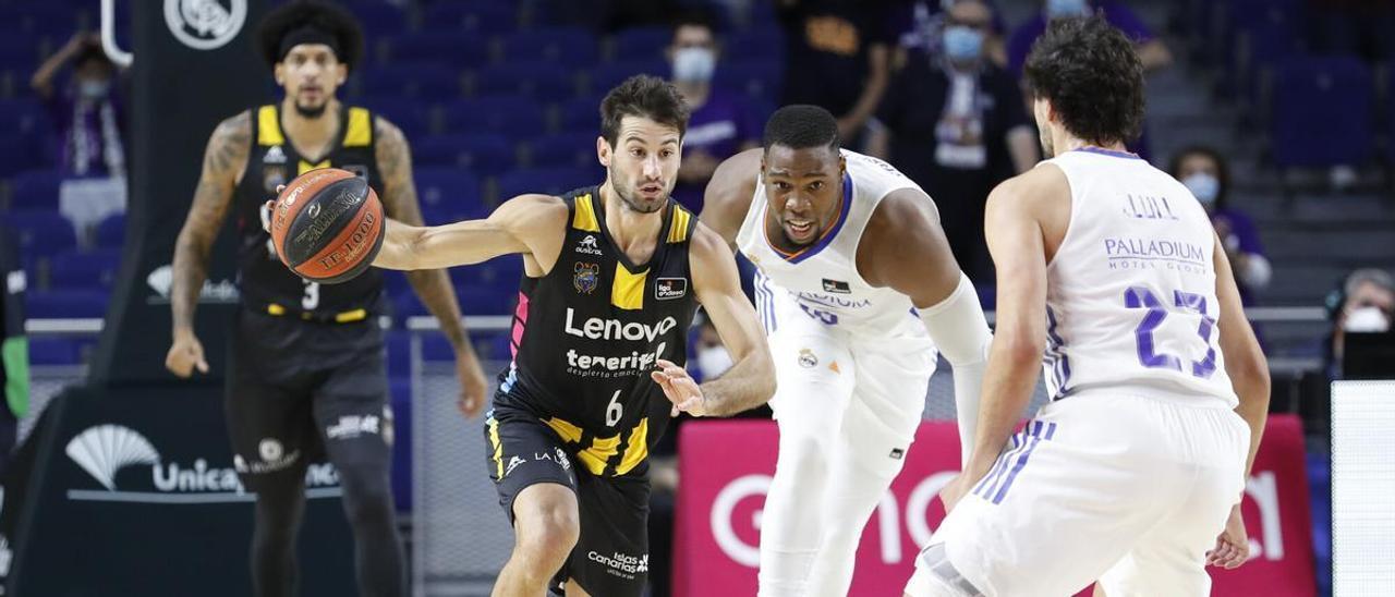 Fitipaldo trata de salir a la contra ante la defensa de Yabusele y Llull.