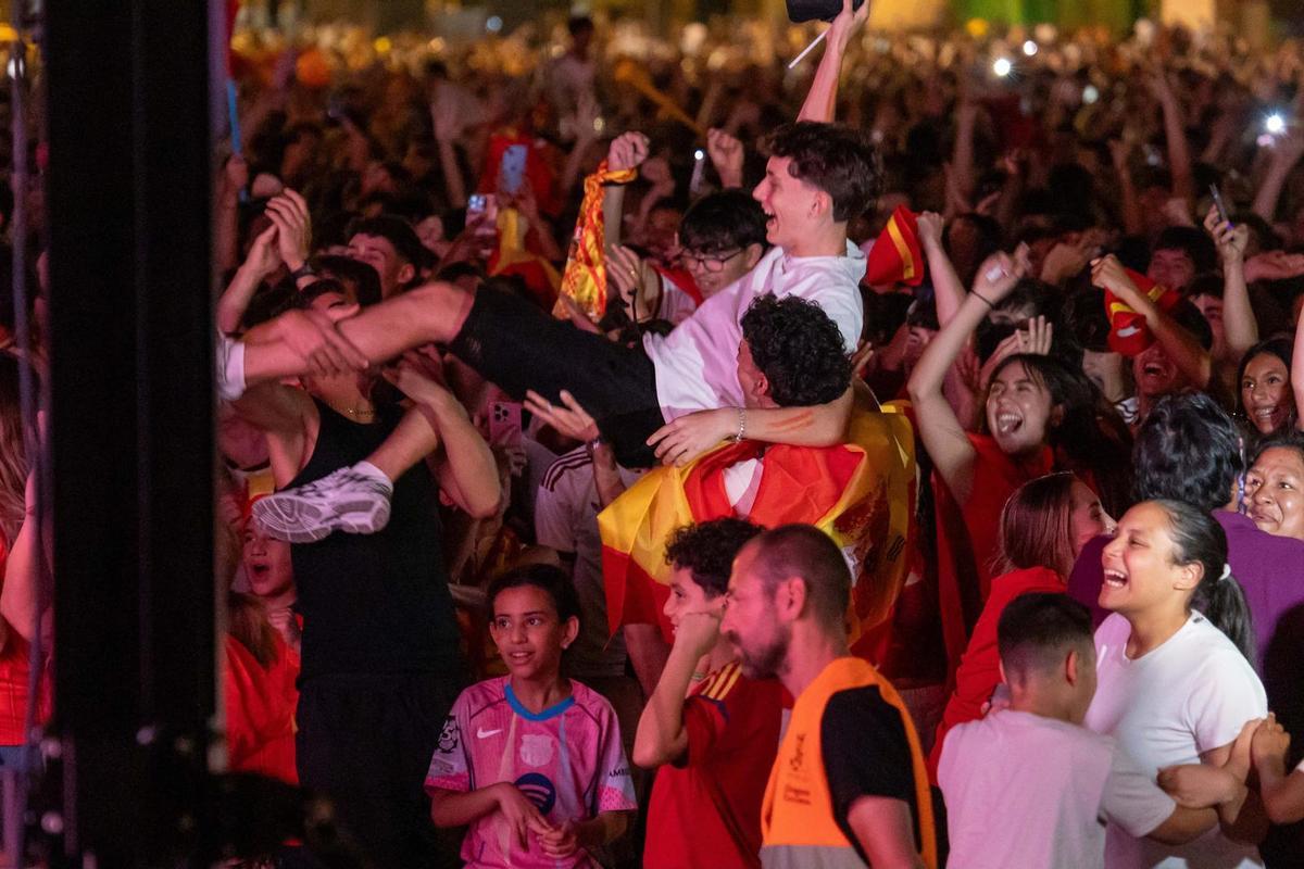 En imágenes | La plaza del Pilar de Zaragoza ya vibra con el España-Bélgica En imágenes | La plaza del Pilar de Zaragoza ya vibra con el España-Bélgica