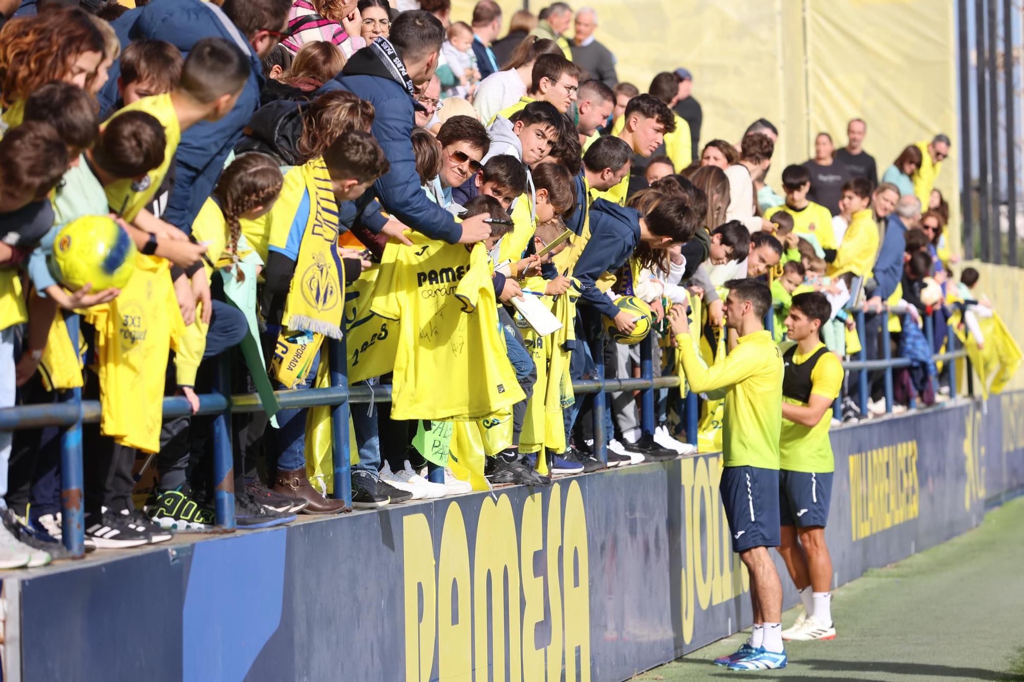 Así ha sido el entrenamiento navideño del Villarreal a puerta abiertas