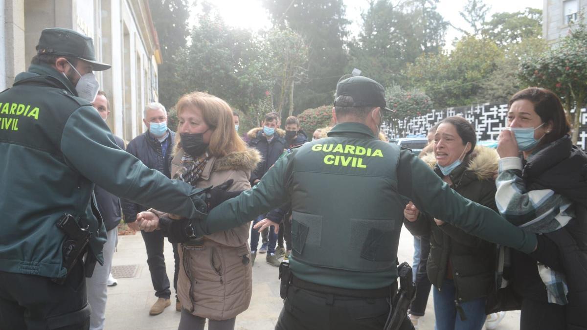 Los agentes contienen a los allegados de la joven, que muestran su dolor repulsa ante el juzgado de Caldas.