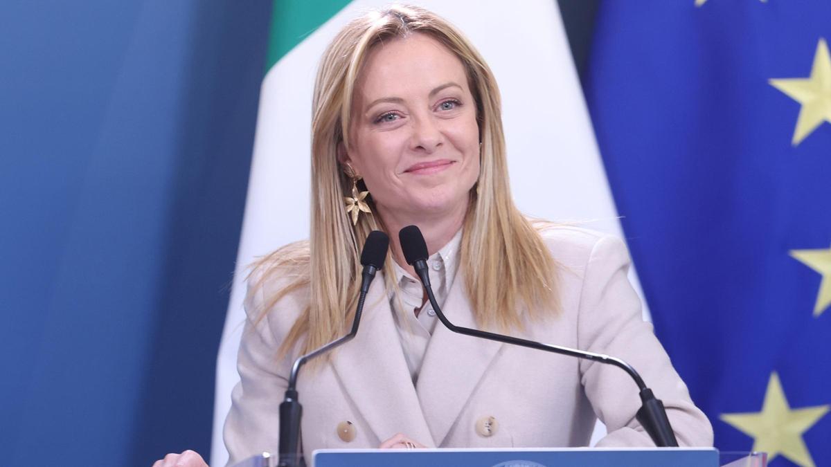 Restauración de ángel en Roma desata polémica por su rostro similar al de la primera ministra italiana
