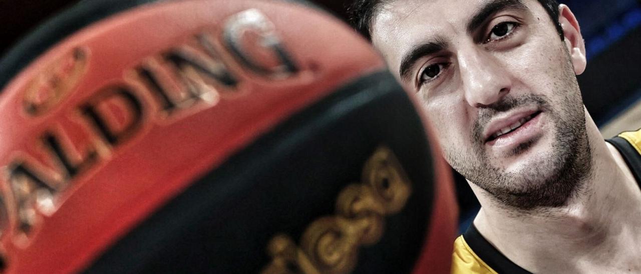 Gio Shermadini, con el balón oficial de la Liga Endesa en primer término.