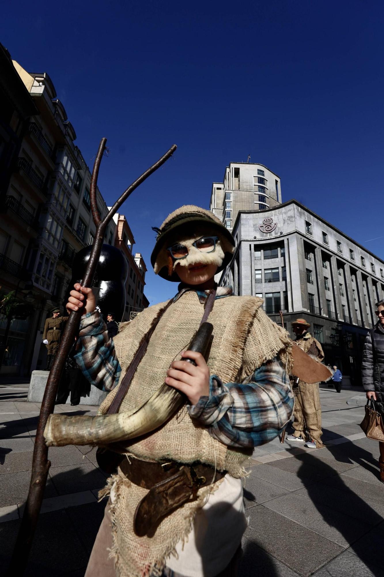 En imágenes | Desfile de los "Mazcaritos" por las calles de Oviedo